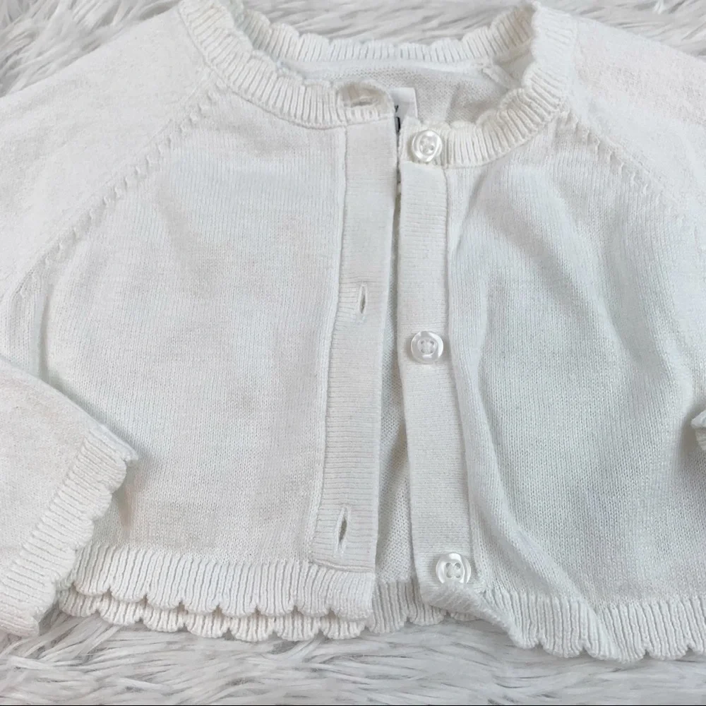 Gap baby 6-12 month long sleeve‎ cropped cardigan in white